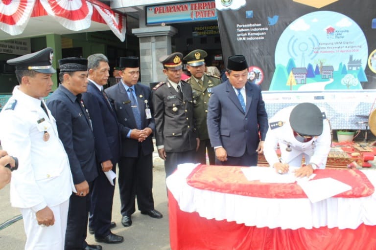 PERTAMA: Camat Kaligesing Budi Wibowo meneken berita acara peluncuran Kampung Digital, disaksikan Kadantel Purworejo Sabar Siswanto di halaman kecamatan.(Budi Agung/Radar Jogja Online)
