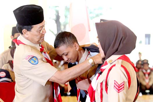 Gubernur DIJ Hamengku Buwono X menyematkan jaket kepada perwakilan kontingen Kwartir Daerah DIJ yang akan mengikuti Jambore Nasional Pramuka X, di Bangsal Kepatihan, Jogjakarta, Jumat (5/8). Sebanyak 243 anggota Gerakan Pramuka se-DIJ akan mengikuti Jambo