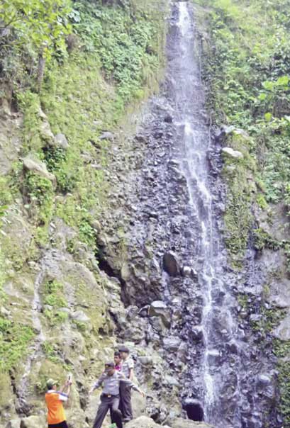 POTENSI WISATA: Suasana di Air Terjun Sido Asri yang terletak di Desa Sidoleren, Gebang, Purworejo. Objek wisata baru ini menjadi jujukan wisatawan lokal.(Foto:Budi Agung/Radar Joga Online)