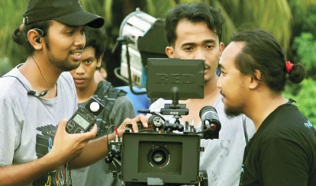 BIKIN BANGGA: Bayu (kiri) ketika mengarahkan kru film. Salah satu filmnya berhasil tembus Venice International Film Festival ke-73 di Italia.(foto:BAYU PRIHANTORO FOR RADAR JOGJA)
