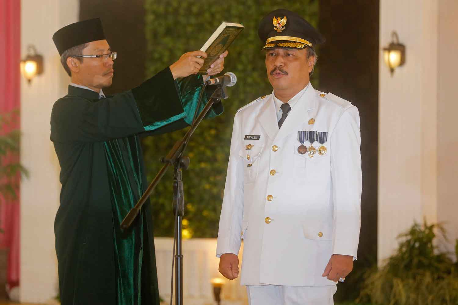 BUKAN PENGALAMAN  PERTAMA: Kepala Dinas Perindustrian dan Perdagangan DIJ Budi Antono (kanan) di sela melakukan geladi bersih pelantikan sebagai Pj Bupati Kulonprogo di Bangsal Kepatihan, kemarin (23/8).(Foto:SETIAKY A. KUSUMA/RADAR JOGJA)