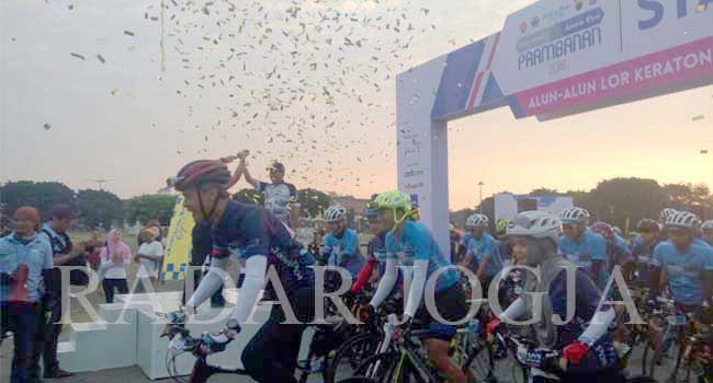 Gubernur Jawa Tengah Ganjar Pranowo dan istrinya Siti Atiqoh Supriyantiikut Gran Fondo Jawa Pos Prambanan. (Foto: Rizal/Radar Jogja Online)