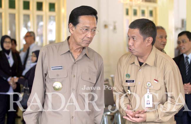 PENYERAHAN DIPA - Gubernur DIJ Hamengku Buwono X berbincang dengan Wali Kota Haryadi Suyuti saat menghadiri acara Penyerahan Daftar Isian Pelaksanaa anggaran (DIPA) Tahun Anggaran 2013 Provinsi DIJ, di Bangsal Kepatihan, Jogjakarta, Senin (17/12). Foto :