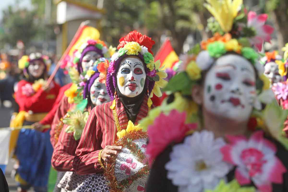 MERIAH: Penampil memeriahkan pawai pembukaan Festival Kesenian Yogyakarta (FKY) ke-28 di Kawasan Malioboro, Jogjakarta, Selasa (23/8). Kontingen dari luar DIJ juga turut andil dalam pawai kemarin.(Foto:GUNTUR AGA/RADAR JOGJA)