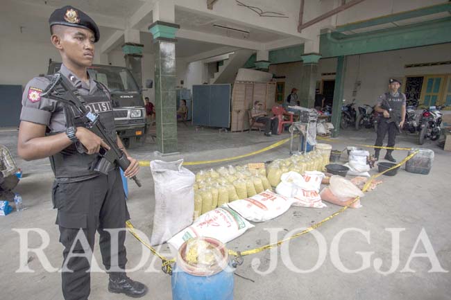 Polisi mengamankan barang bukti berupa mi yang mengandung boraks di sebuah rumah industri, di Dusun Karangnongko, Panggungharjo, Sewon, Bantul, DIJ, Rabu (10/8). Satuan Narkoba Polres Kulonprogo berhasil menggerebek pabrik mi yang memproduksi 400 hingga 5