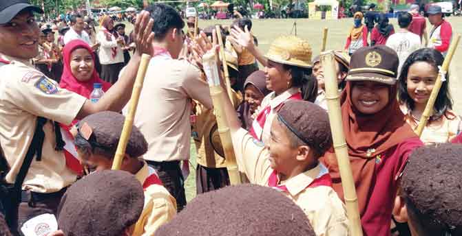 FOKUS: Afrida Priyaswati, siswa SDN Wonorejo I, Nanggulan menyelesaikan game Slide The Word dalam ISC 2015-2016 bersama Antangin Junior Regional Championship. (Foto:HENDRI UTOMO/RADAR JOGJA)