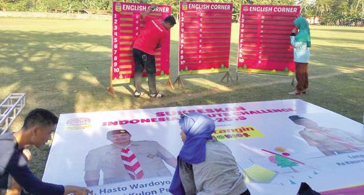 SIAP: Tim ISC 2015-2016 bersama Antangin Junior Regional Championship Kabupaten Kulonprogo tengah melakukan persiapan dengan menyeting lapangan Pengasih, Kulonprogo menjadi arena game menarik, Minggu (21/8).  (Foto:HENDRI UTOMO/RADAR JOGJA Online)