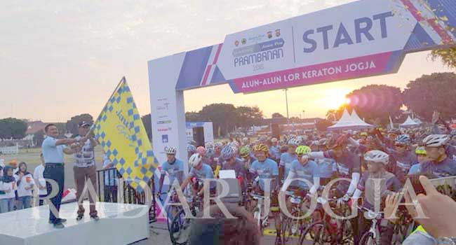 Karo Ops Polda DIJ Kombes Pol Bambang Pristiwanto dan Wali Kota Haryadi Suyuti ketika melepas peserta Gran Fondo Jawa Pos Prambanan di Alun-Alun Utara, Sabtu pagi (27/8). (Foto: Ahmad Riyadi/Radar Jogja Online)