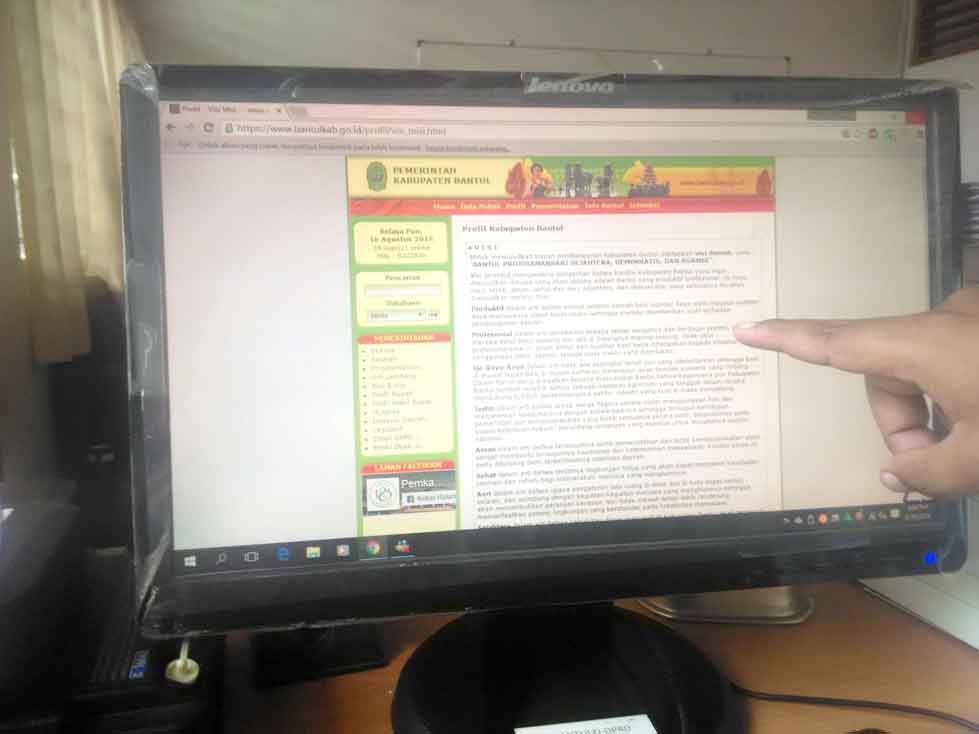 BELUM BERUBAH: Inilah penampakan konten situs www.bantulkab.go.id yang menuai sorotan karena isinya belum mengalami perubahan yang berarti.(Foto:ZAKKI MUBAROK/RADAR JOGJA)