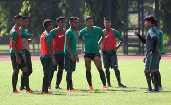 Pelatih timnas U-19 Eduard Tjong (kanan) memberikan arahan kepada anak asuhnya saat berlatih di Stadion UNY, Jogjakarta, Selasa (9/8). Timnas U-19 memulai pemusatan latihan di Jogjakarta untuk mempersiapkan tim jelang Piala AFF 2016 di Hanoi, Vietnam, pad