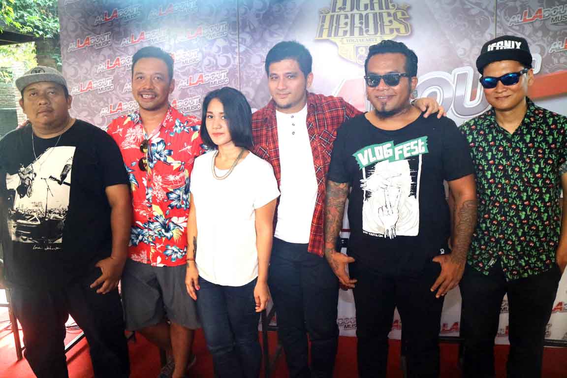 SATU PANGGUNG: Sebagian personel Endank Soekamti, Shaggydog dan So7 saat jumpa media kemarin (26/8). Mereka akan tampil satu panggung di Stadion Kridosono, malam ini (27/8).(Foto: DWIAGUS/Radar Jogja)