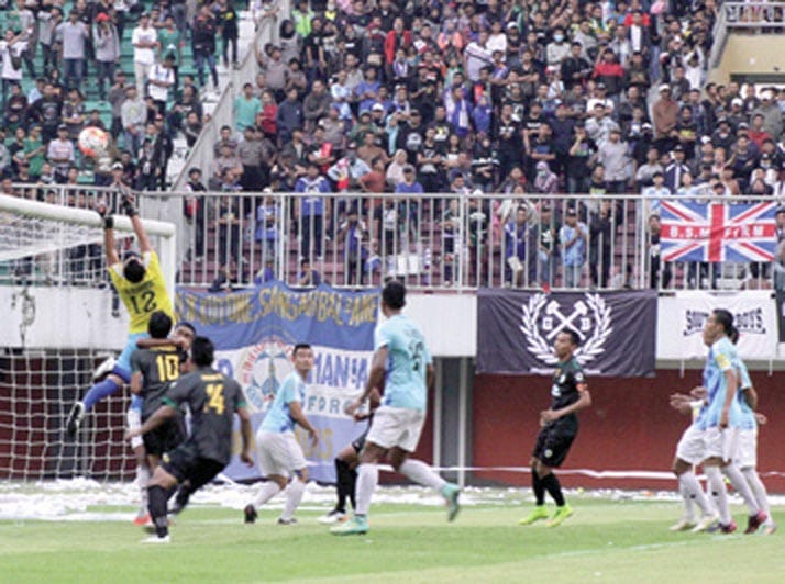 KETAT: Laga PSS Sleman kontra Madiun Putra di Maguwoharjo International Stadium Sabtu (27/8). Laga ini berakhir imbang 1-1.(Foto:SETIAKY A KUSUMA/RADAR J OGJA)