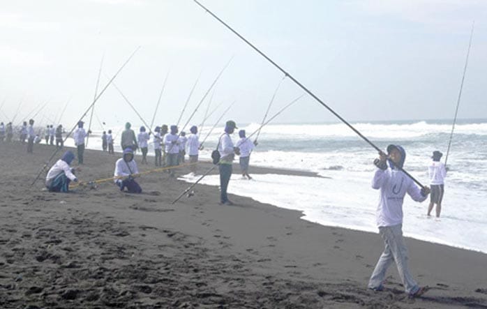 ANGKAT POTENSI: Para pemancing saat beraksi dalam lomba memancing pasiran di Pantai Karangwuni, Wates, Kulonprogo, kemarin (28/8). Mereka memperebutkan piala PA X.(Foto:HENDRI UTOMO/RADAR JOGJA)