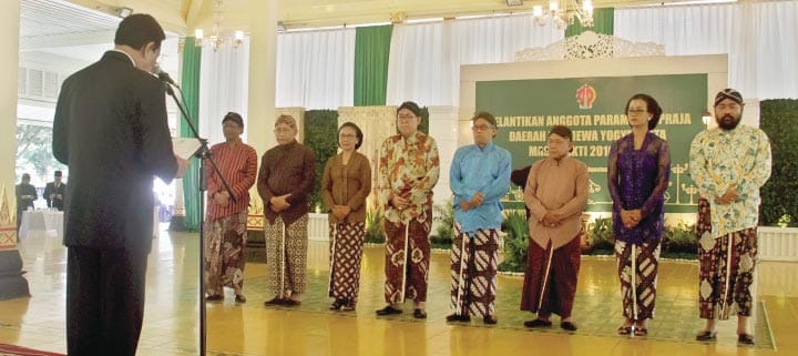 AMANAT PERDAIS: Delapan tokoh publik dilantik menjadi anggota Parampara Praja, kemarin (30/8).(foto:SETIAKY A. KUSUMA/RADAR JOGJA)