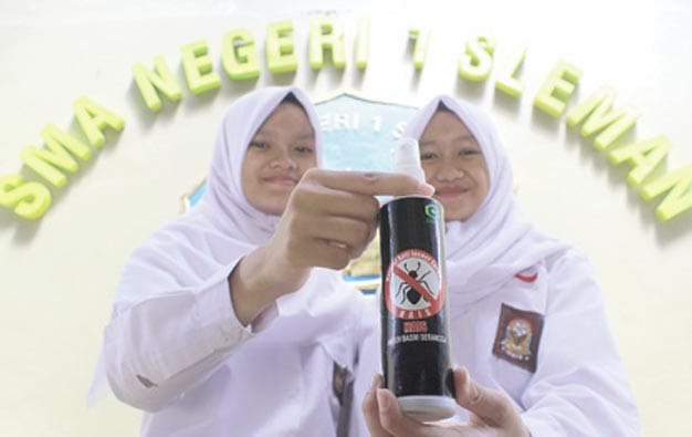 BIKIN BANGGA: Rike Heranisa Sholicha dan Sotyarini Padmarintan menunjukkan karyanya Natural Anti Insect Spray (NAIS).(Foto:BAHANA/RADAR JOGJA)
