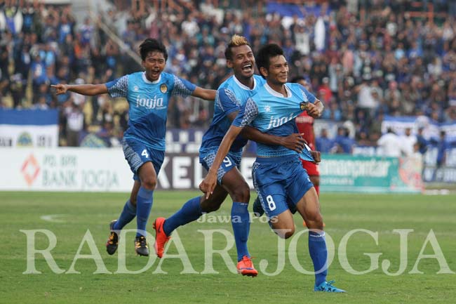 Pemain PSIM Jogja Hendika Arga Permana (kanan) disambut rekan-rekannya setelah berhasil membobol gawang Persijap Jepara dalam laga lanjutan kompetisi ISC Seri B di Stadion Sultan Agung, Bantul, Jogjakarta, Sabtu (6/8). PSIM Jogja menang atas Persijap Jepa