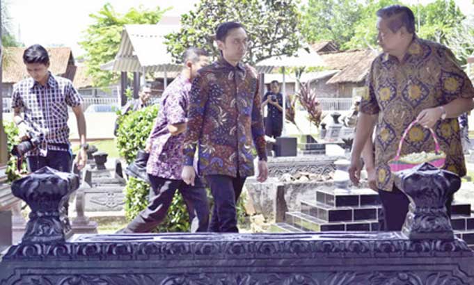 ZIARAH: Mantan Presiden SBY dan Edi Baskoro Yudhoyono saat berada di makam Sarwo Edi Wibowo di Kelurahan Pangen Juru Tengah, Purworejo, kemarin.(Foto:BUDI AGUNG/RADAR JOGJA)