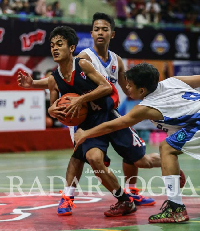 Wahyu Fitriantoro Guard dari SMAN 2 Ngaglik, tampil impresif dan membawa timnya mengalahkan SMA Pangudi Luhur dengan skor 24-23, di Gor UNY, Minggu (31/7).
