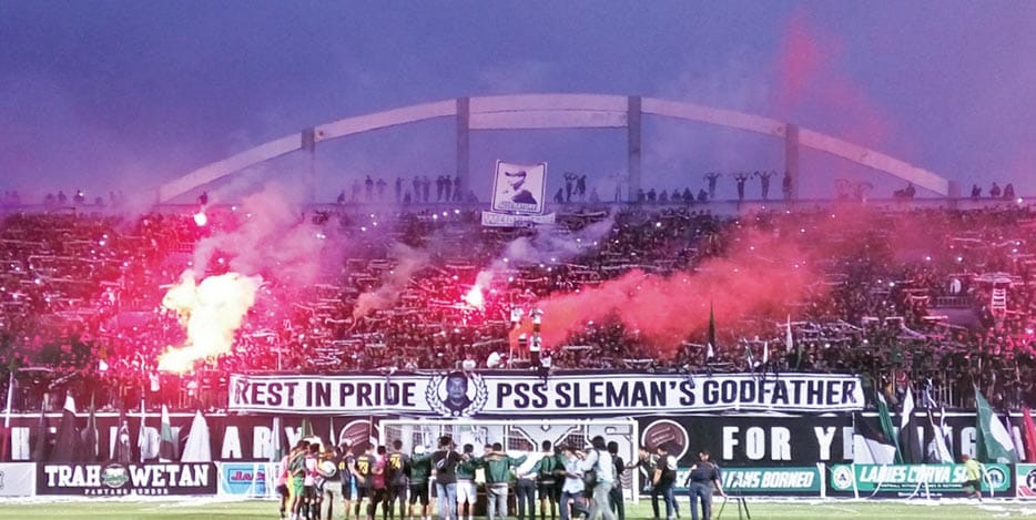 PENGHORMATAN: Pemain, official dan supporter PSS Sleman menggelar seremoni penghormatan terakhir atas meninggalnya Direksi PT PSS Sleman Supardjiono di Maguwoharjo International Stadium kemarin (27/8).(Foto:RIZAL SETYO NUGROHO/RADAR JOGJA)