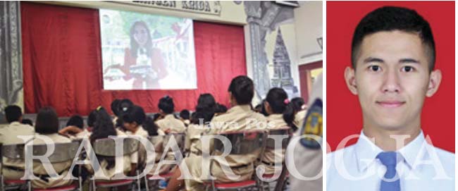BIKIN BANGGA: Para siswa dan guru SMA Bruderan melihat langsung upacara detik-detik Proklamasi di Istana Negara melalui layar yang berada di aula sekolah, Rabu (17/8). Foto kanan, Stanley Otniel Nagatan yang menjadi pasukan Paskibraka Nasional dari Purwor