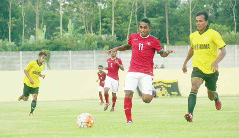DOMINAN: Timnas U-19 menang telak 4-0 atas Persikama Kabupaten Magelang di Stadion Gemilang kemarin (24/8).(Foto:ADI DAYA PERDANA/RADAR JOGJA)