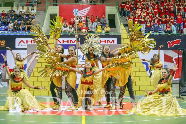 Tim dance dari SMAN 11 Jogjakarta menampilkan konsep baru di gelaran Honda DBL DI Jogjakarta Series 2016, di GOR UNY, Minggu (31/7).