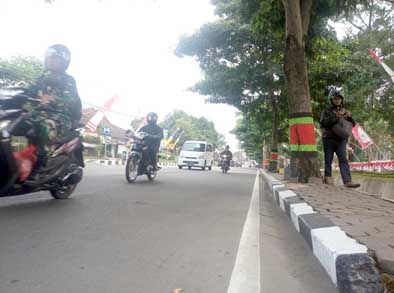 Jalan batas wilayah Kabupaten Magelang dengan Kota Magelang. (Foto:Adi Daya Perdana/Radar Jo