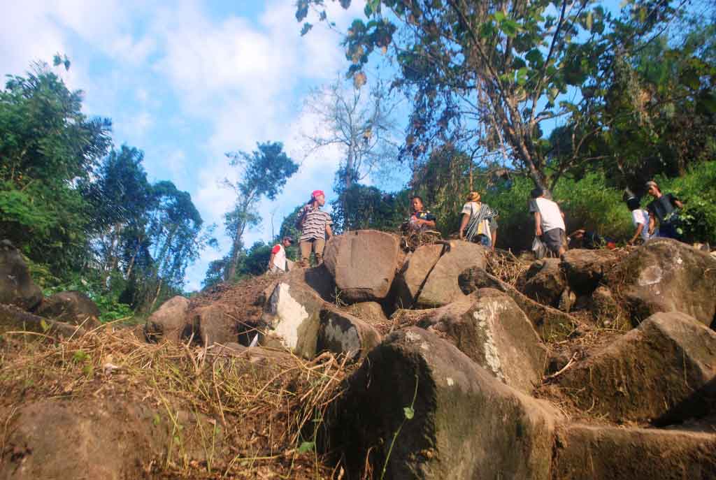 FENOMENA GEOLOGI: Anak-anak melihat dari dekat batuan Bukit Pajangan di Dusun Makamdowo, Sidomulyo, Purworejo yang sempat diduga sebagai candi. Balar dan BPCB memastikan batuan itu merupakan fenomena geologi dan bukan candi. (Foto:Budi Agung/Radar Jogja)
