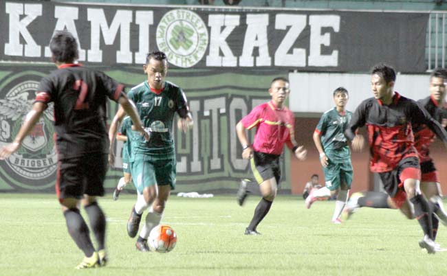 pemain pss sleman busari saat berhadapan dengan pemain psmp maojokerto