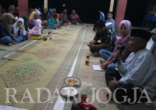 HEROIK – Veteran PETA Gyuhei Sugeng (baju putih peci hitam) menceritakan perjalan hidup saat mengusir penjajah dihadapan penduduk Padukuhan Plumbungan, Putat, Patuk. Foto : Gunawan/Radar Jogja