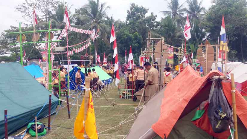 SEMANGAT DAN SPORTIF: Antusiasme tinggi ditunjukkan para peserta dan pembina di ajang Indonesia Scouts Challenge (ISC) 2015-2016 bersama Antangin Junior Championship Regional Kabupaten Kulonprogo di Lapangan Pengasih.(Foto:HENDRI UTOMO/RADAR JOGJA)