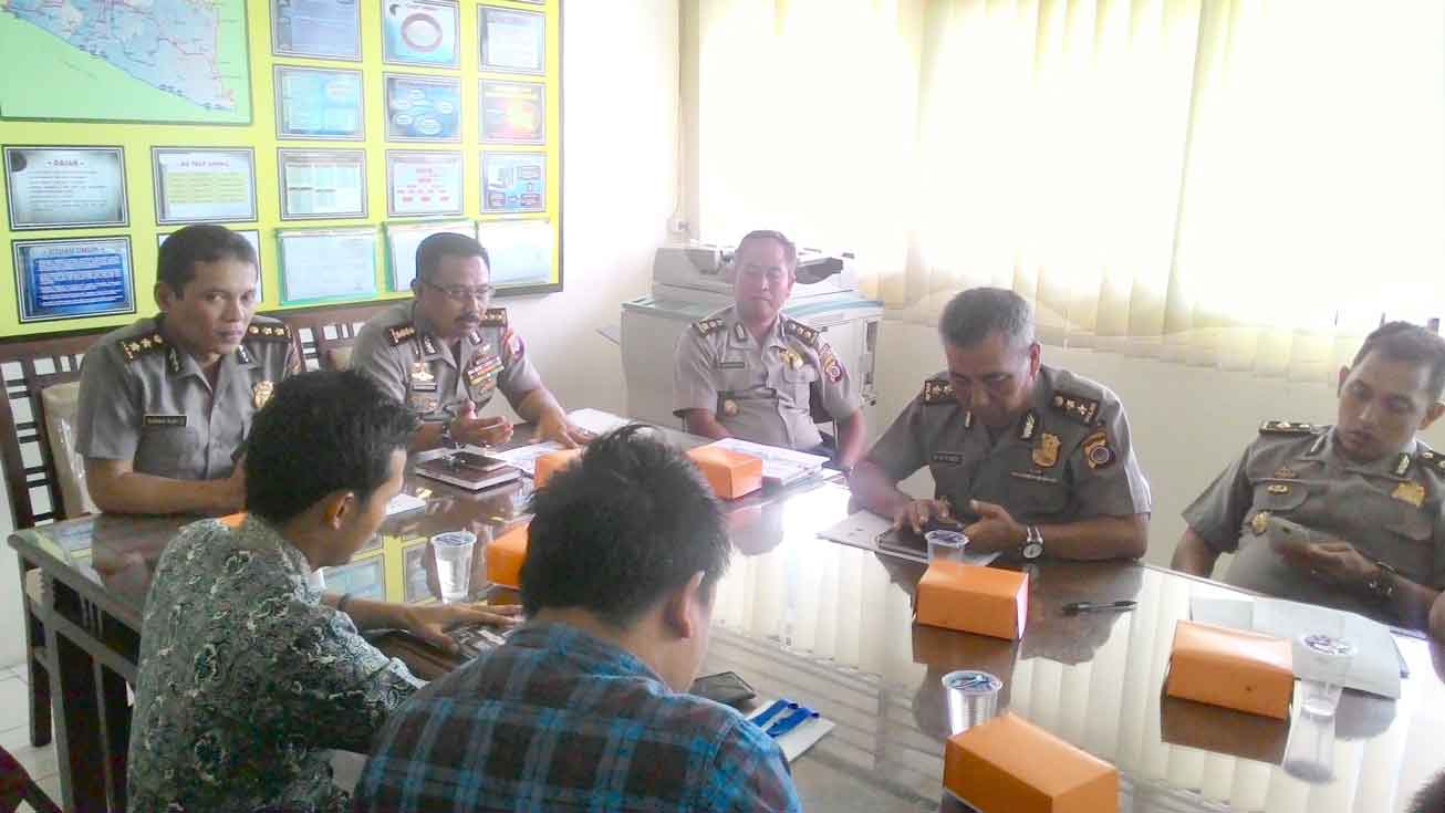 SIAP SUKSES: Kabiro Ops Polda DIJ Kombes Pol Bambang Pristiwanto (berkacamata) memimpin rakor persiapan Gran Fondo Jawa Pos Prambanan kemarin (23/8).(Foto:Ahmad Riyadi/Radar Jogja)