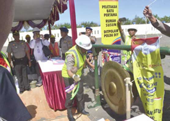 FASILITAS KHUSUS: Prosesi peletakan batu pertama rusunawa bagi anggota Polair Polda DIJ di kawasan Pantai Depok, Bantul.(Foto:POLDA DIJ FOR RADAR JOGJA)