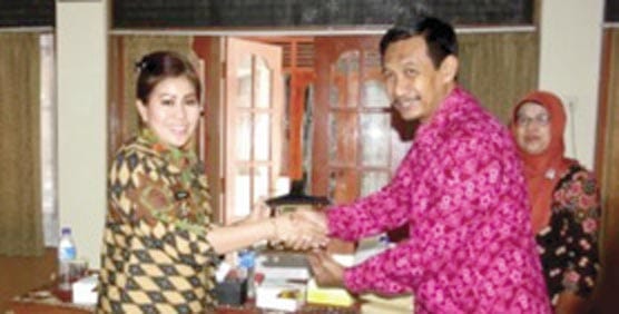 BELAJAR: Wabup Sigi Paulina beserta rombongan saat diterima Kadinkes Kulonprogo Bambang Haryatno.(Foto:HENDRI UTOMO/RADAR JOGJA)