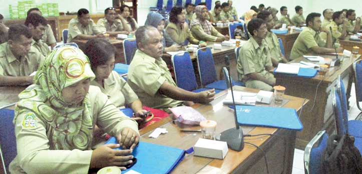 BIAR PAHAM: Perangkat desa mengikuti sosialisasi penyusunan produk hukum di Setda Gunungkidul kemarin (22/8).(Foto:GUNAWAN/RADAR JOGJA)