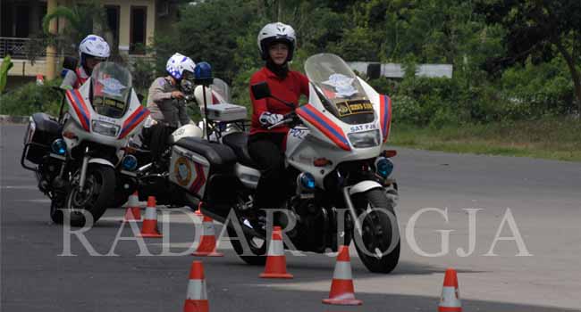 Anggota Polisi Wanita (Polwan) Ditlantas Polda DIJ saat latihan mengendarai sepeda motor gede (moge). (Foto: Rizal/Radar Jogja Online)