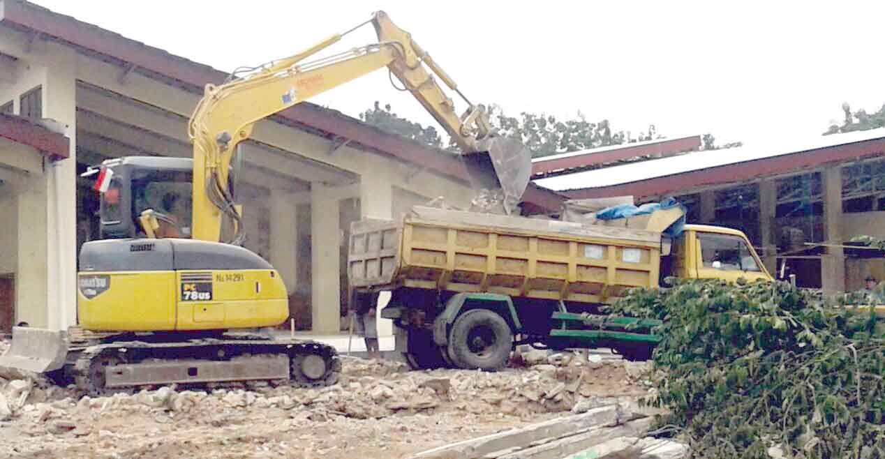 NDHONGKROK: Backhoe yang digunakan untuk mendukung pekerjaan proyek Pasar Pleret menganggur setiap pagi. Para pedagang menolak penggunaan alat berat sebelum pukul 12.00. (Foto:Zakki mubarok/radar jogja)