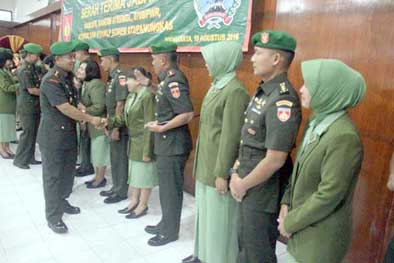 DANDIM BARU: Danrem 072/Pamungkas Kol Inf Fajar Setyawan memberi ucapan selamat kepada para dandim baru dalam sertijab di Makorem 072/Pamungkas, kemarin (19/8).(Foto:SETIAKY/Radar Jogja)
