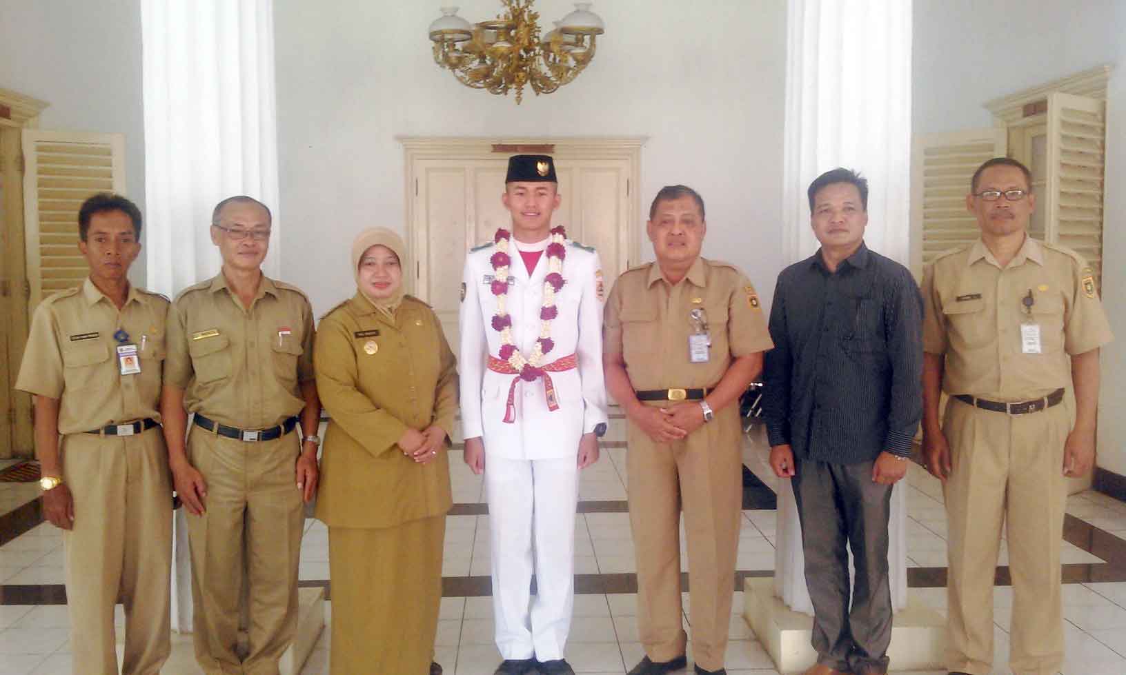 PRESTASI: Stanley Otniel Nagatan berfoto bersama Wabup Yuli Hastuti, orang tua dan jajaran Dinas Pendidikan Kebudayaan Pemuda dan Olahraga Purworejo kemarin (29/8).(Foto: Budi Agung/Radar Jogja)