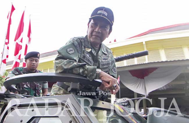 ALUTSISTA: Gubernur DIJ Sri Sultan HB X didampingi Komandan Korem 072/Pamungkas Kolonel Infanteri Fajar Setiawan saat pawai kendaraan tempur TNI Angkatan Darat menuju Jogja City Mall, Senin (15/8). (Guntur Aga T/ Radar Jogja)