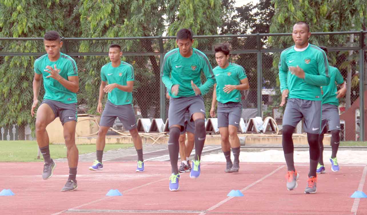 JAGA PERFORMA : Para pemain Timnas U-19 menjalani salah satu rangkaian tes fisik di Lapangan UNY, kemarin (29/8).(Foto:SETIAKY A KUSUMA/RADAR JOGJA)