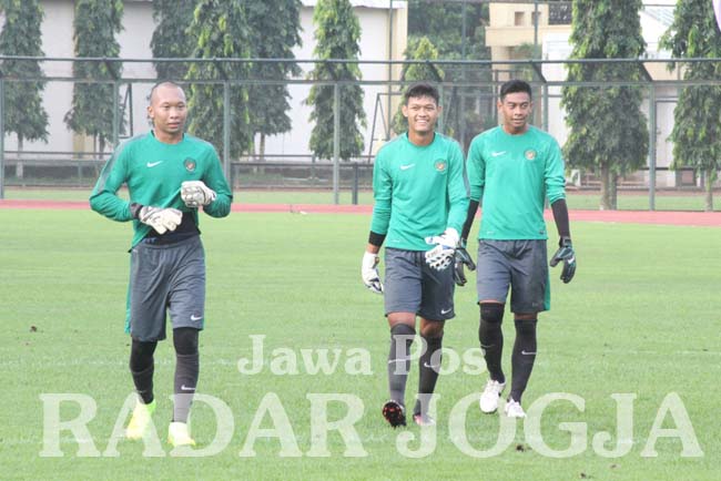 POTENSIAL : Tiga penjaga gawang Timnas U-19 saat menjalani latihan di Lapangan UNY.