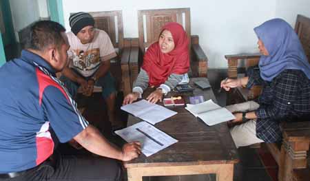 KESIBUKAN MENINGKAT : Panitia Pelaksanaan Indonesia Scouts Challange (ISC) 2015-2016 Kabupaten Kulonprogo melakukan pendataan bagi para peserta di Kantor Kwartir Cabang (Kwarcab) Kabupaten Kulonprogo kemarin (19/8). Sebanyak 500 peserta akan mengikuti keg