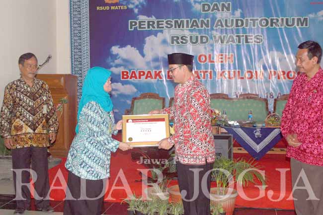 MAJU: Bupati Hasto meresmikan gedung auditorium dengan menyerahkan sertifikat Terakreditasi Paripurna RSUD Wates, kemarin.(Foto:HENDRI UTOMO/RADAR JOGJA)