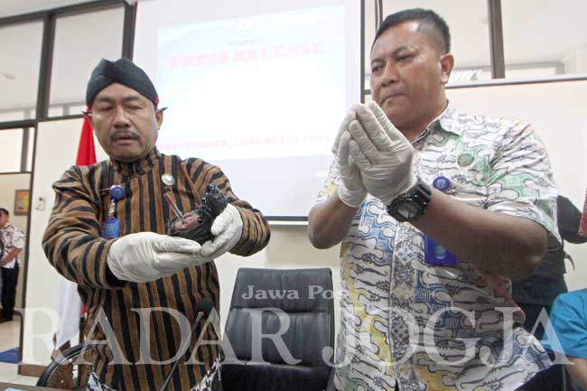 Kepala Badan Narkotika Nasional Provinsi (BNNP) DIJ, Kombes Soetarmono (kiri) dan Kabid Pemberantasan BNNP DIJ, AKBP Mujiyana, menunjukan barang bukti narkoba jenis sabu yang dikemas  dalam bentuk bola berbahan malam dalam ungkap kasus di Kantor BNNP DIJ,
