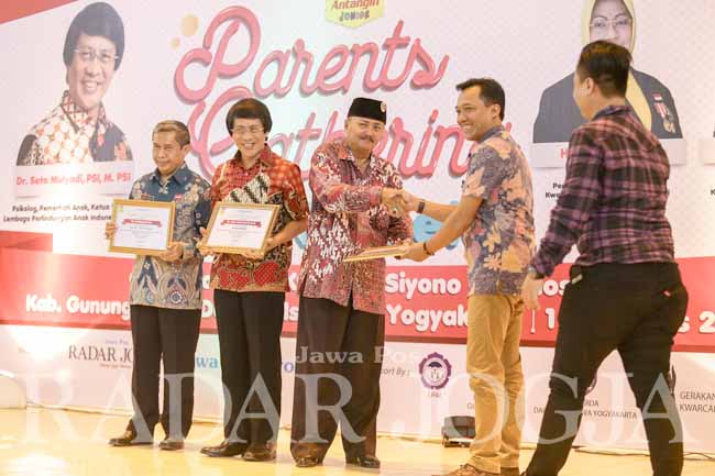 TERIMA KASIH: General Manager Radar Jogja Berchman Heroe (dua dari kanan) saat memberikan tanda terima kasih kepada Kak Seto dan para jajaran pejabat Gunungkidul saat acara Gathering Parents di GOR Siyono, Gunungkidul, (18/8). (Foto:ABRAHAM GENTA BUWANA/R