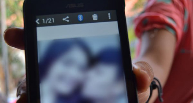 Pasangan sejoli dalam handphone yang diduga dibunuh oleh geng motor. (Foto:Andri Wiguna/Radar Cirebon/JawaPos.com)