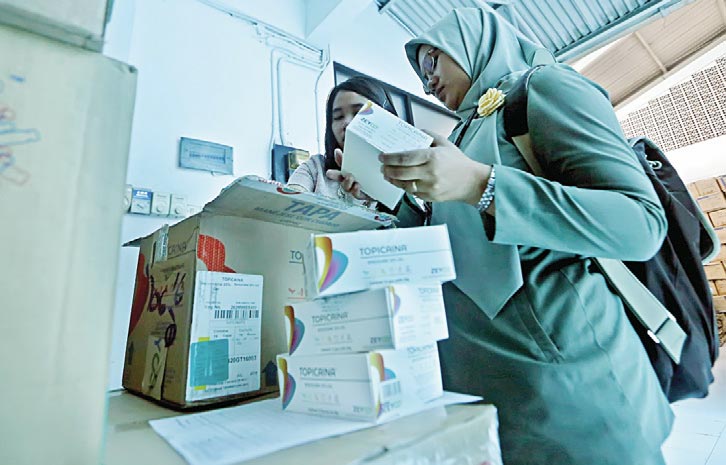 CEK: Petugas BBPOM DIJ memeriksa sejumlah obat dalam sidak terhadap obat ilegal di gudang distributor alat kesehatan, Rabu (14/9).(Foto:GUNTUR AGA TIRTANA/RADAR JOGJA)