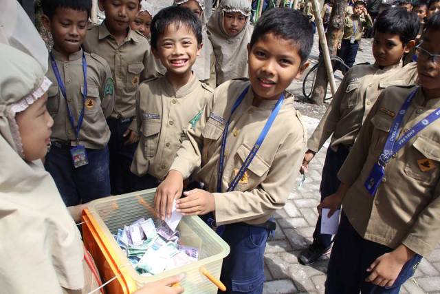 BERBAGI: Siswa SD Mutual Kota Magelang sedang mengumpulkan infak untuk bantuan korban banjir badang di Garut Jawa Barat.