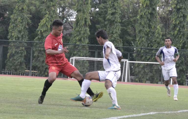 SERU: Pertandingan antara FC UNY kontra Rajawali FC di Lapangan UNY kemarin (21/9).(Foto:SETIAKY A KUSUMA/RADAR JOGJA)